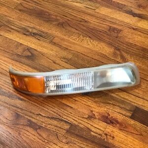 Chev Silverado Tahoe GMC Sierra Yukon Turn Signal Parking Light 16525670 Lamp Le